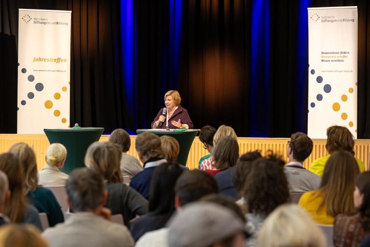 Jahrestreffen 2025 Sabine Suess Buehne Jahrestreffen 2025 Sabine Suess Buehne